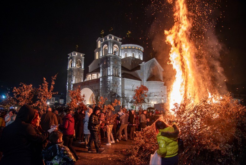 Policija snima Badnje veče širom Crne Gore: Vjernici SPC pod prismotrom države